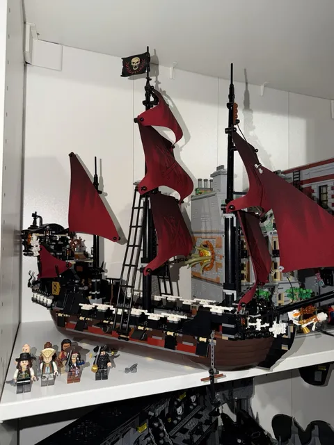 LEGO 4195 Queen Anne's Revenge WITH MINFIGURES, READ DESCRIPTION