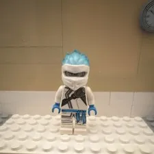 LEGO White Ninja Minifigure w/ Blue Spiky Ice Hair & Gray Weapon Plastic