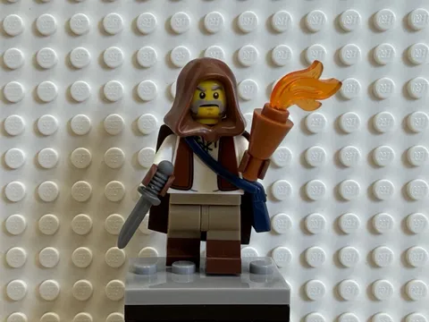 LEGO castle Minifigure - Brown Cape, satchel, Torch, and dagger