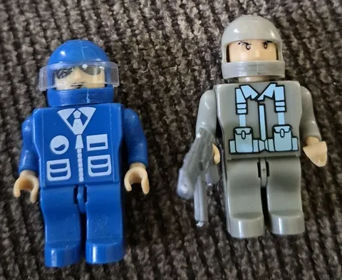 LOT OF 2 LEGO MINI FIGURES