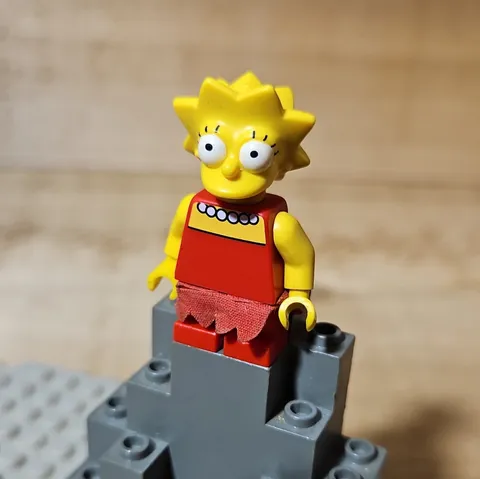 LEGO Plastic The Simpsons Lisa Simpson Minifigure Yellow Head Red Outfit