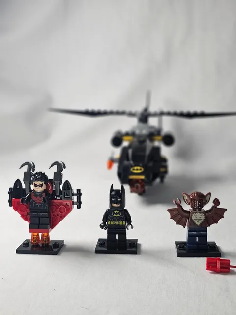 LEGO Batman 76011 Man-Bat Attack 99% Complete Minifigures Instructions
