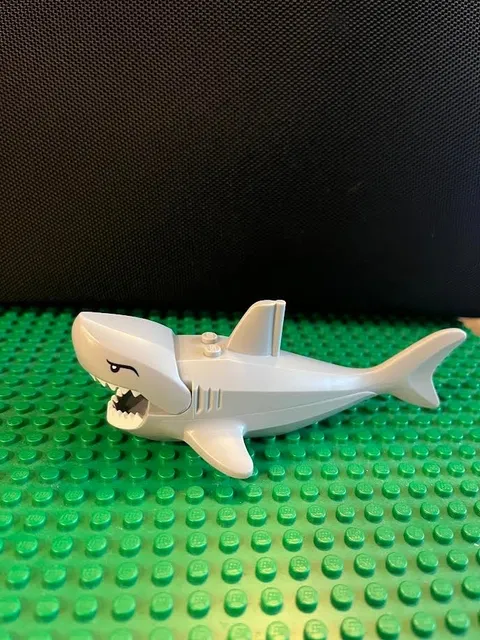 LEGO Great White Shark with Gills and Teeth Minifigure 6243 8633