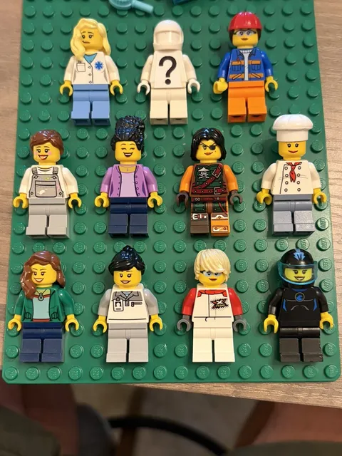 10 LEGO CITY GIRL POWER Minifigs Bundle With 1 bonus random minifig (18)