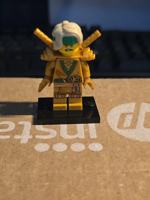 LEGO Lloyd Golden Ninja Legacy 71735 4002021 Ninjago Minifigure w/2 Swords C0361