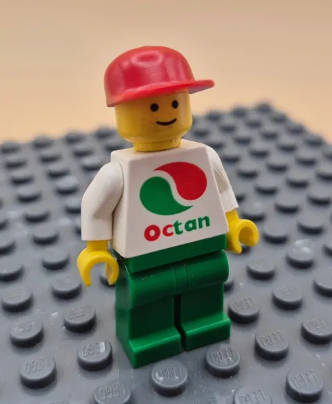 Lego - Minifigures - Octan White Logo  Green Legs Red Cap- oct012