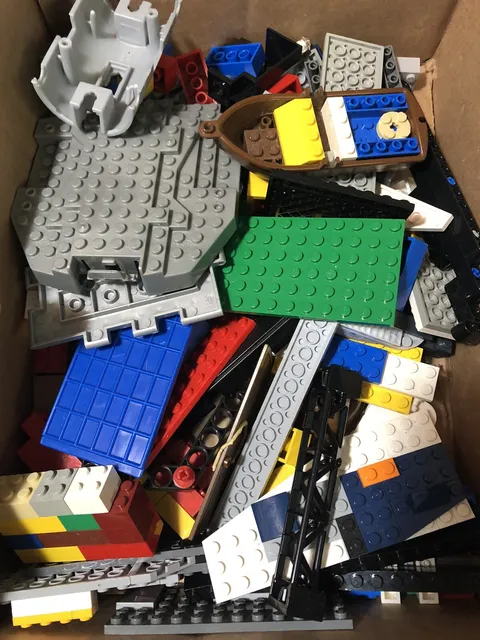 271 PIECES OF LEGO’S OR IT’S WEIGHT IS 1 LB, 6 OZ’S OF LEGO’S!
