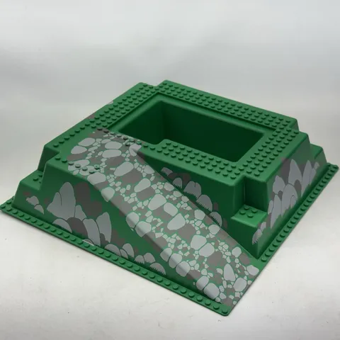 VG+ LEGO Baseplate Raised 32 x 32 Ramp Pit Green w Black Gray Rocks 6082 2552