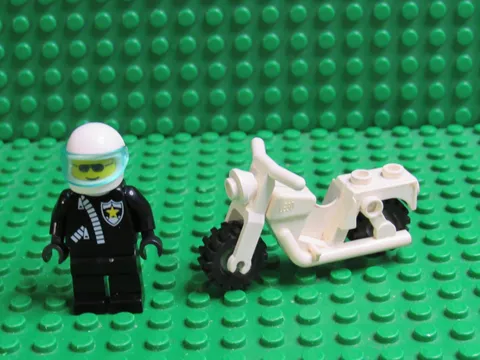 Classic Lego Town Patrol Officer w/ Zipper Jacket & Motorcycle helmet WH32