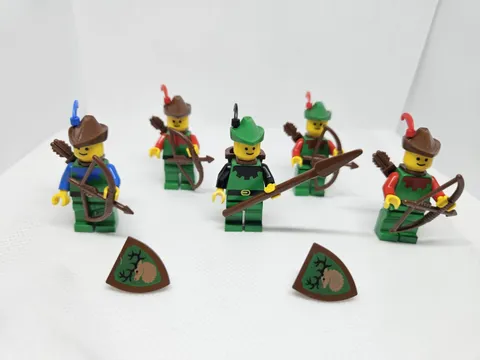 Vintage LEGO Castle Forestmen Minifigure Lot (1980s)– 5 Figures, Shield & Acces