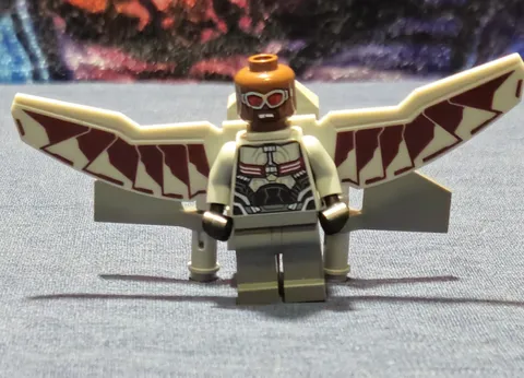 LEGO Marvel Super Heroes Falcon minifigure (sh261) w/Redwing (missing hair)