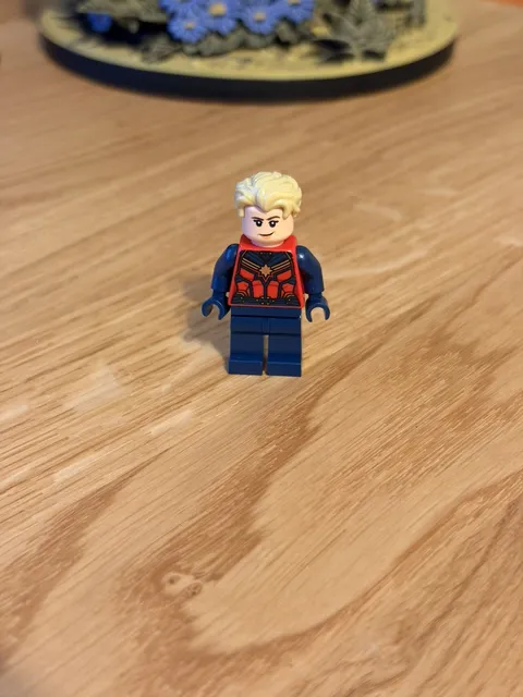new LEGO Captain Marvel (Carol Danvers) Minifig - tan hair swept back