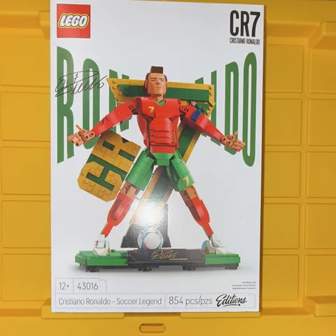 LEGO CR7 Cristiano Ronaldo Soccer Legend 43016 854-Piece 2-in-1 Set unopened box