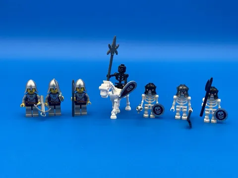 LEGO Castle Fantasy Era: Minifigure Set Of 7 (Crown Knights & Skeletons)