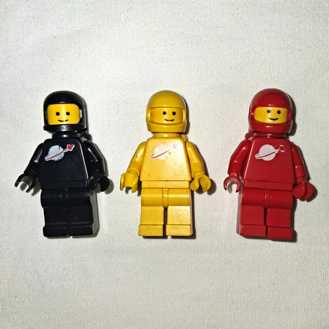 LEGO Classic Space Vintage Spaceman Minifigures Lot of 3 Black Yellow Red