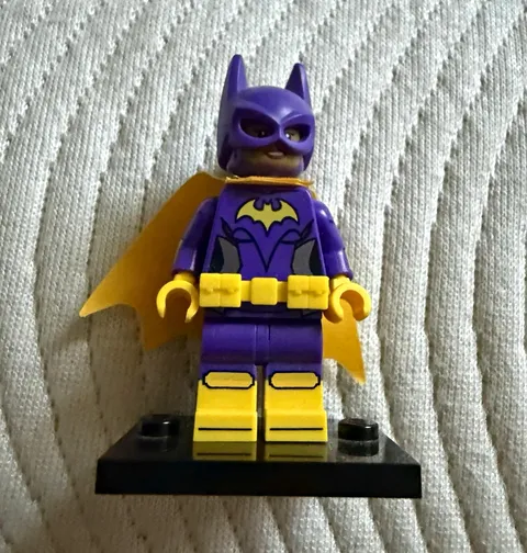 LEGO Batgirl Minifigure Purple Suit Yellow Cape, Batman Movie Minifigures 71017