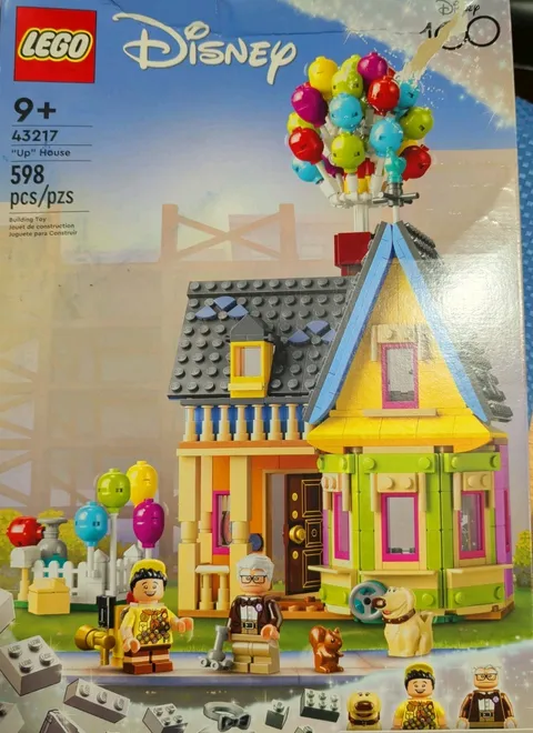 Lego "Up" House Disney  #43217 Complete Set - Slightly Damaged Box 