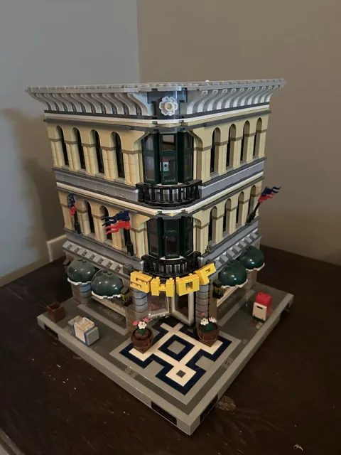 LEGO Modular Building Grand Emporium (set 10211)
