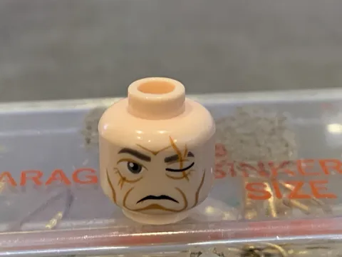 LEGO Minifig Head Male Scar over Left Eye Wrinkles Pattern (Even Piell)