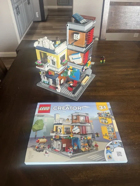 LEGO Creator 3 in 1 31097 Townhouse Pet Shop & Cafe Please Read Description