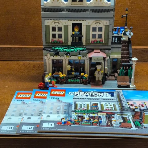 LEGO 10243 Parisian Restaurant, RETIRED, Creator Modular Buildings 5 Minifigures