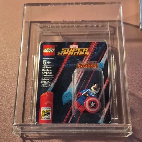 LEGO Captain America (Sam Wilson) Minifigure 2015 Comic Con And Hard Case