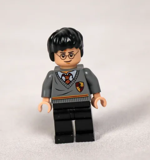 LEGO Harry Potter Minifigure hp094 Gryffindor Sweater Crest Black Legs 2010