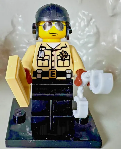 LEGO 8684 CMF Series 2 Traffic Cop Minifigure col02-1 Complete w/Accessories