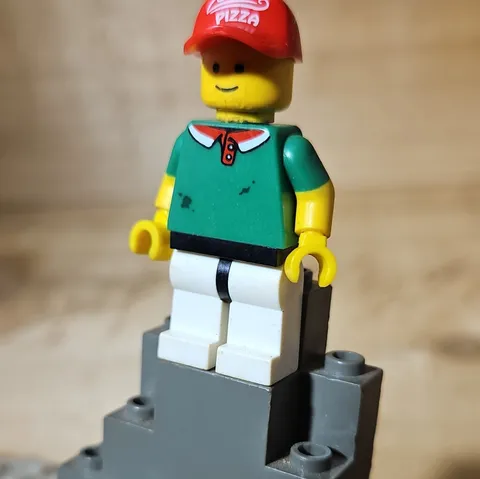 LEGO Plastic Pizza Delivery Man Minifigure Red PIZZA Cap Green Shirt White Legs