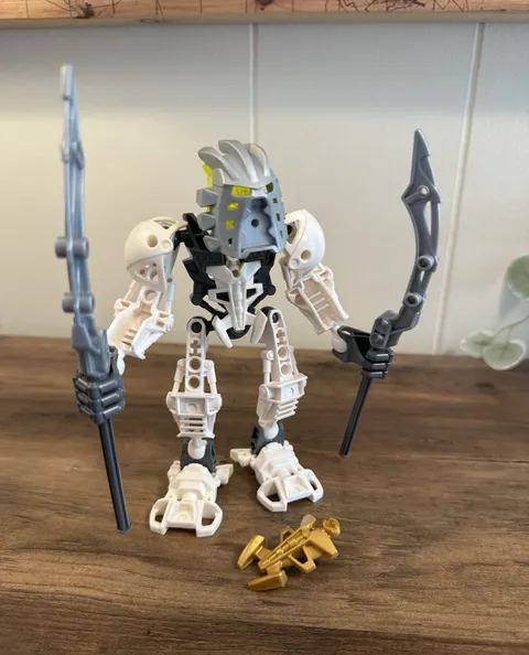 LEGO BIONICLE Takanuva with Gold Armor PRICE DROP- found minor damage 