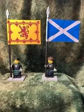2x GENUINE LEGO MINI SCOTSMAN w/ Textile Kilt BLACK WATCH + 2x Flags on Flagpole