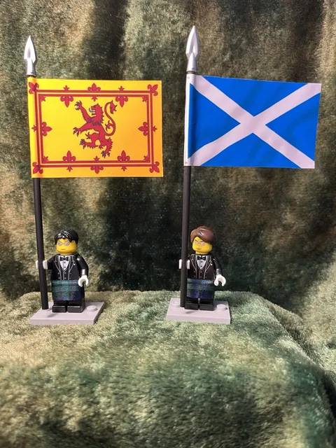 2x GENUINE LEGO MINI SCOTSMAN w/ Textile Kilt BLACK WATCH + 2x Flags on Flagpole