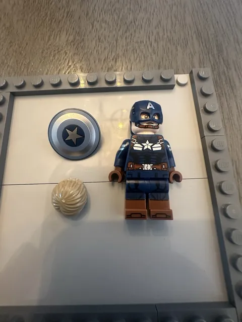 LEGO 76354 Marvel S.H.I.E.L.D. Helicarrier Captain America Minifigure