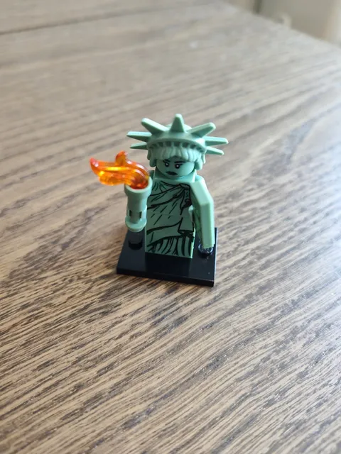 LEGO Lady Liberty Statue Minifigure Collectible Series CMF 6 - Complete