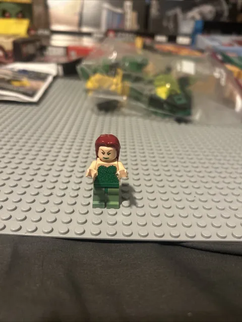 Lego Poison Ivy Original Batman, 2006 Arm Crack Red Description. I Have