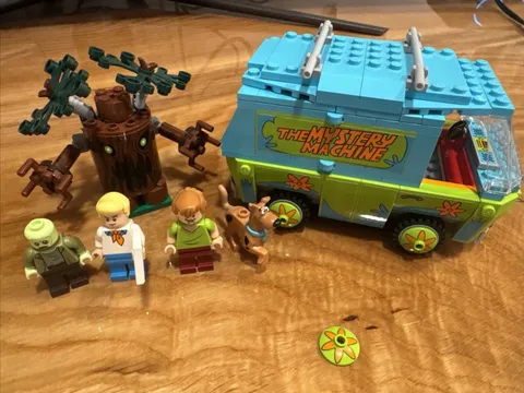 LEGO Scooby-Doo The Mystery Machine Near Complete Set 75902