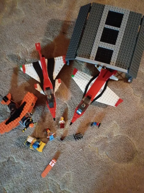 LEGO CITY #60103 Airport Air Show Hangar 100% Complete