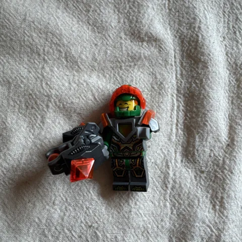 Lego  Minifigure Nexo Knights Aaron 70317 WITH BLASTER AND HELMET