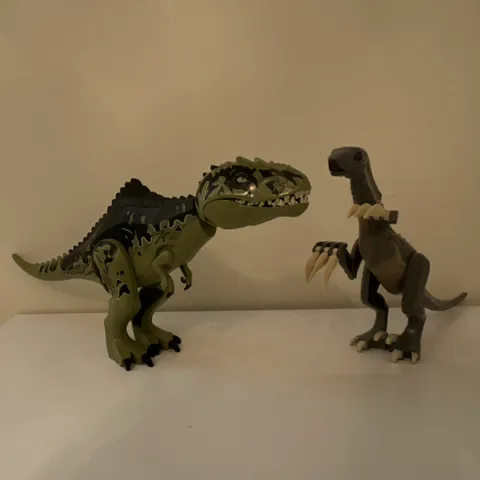 LEGO Jurassic World therizonosaurus and giganotosaurus (good condition)
