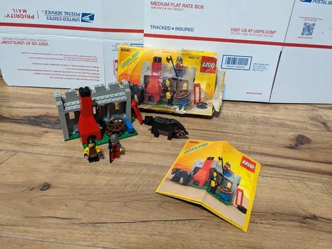 LEGO Vintage 1984 Classic Lion Knights Castle: Blacksmith Shop 6040 100% + Box