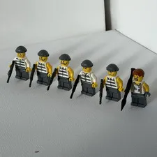 Lego prisoners with Brickmania weapons