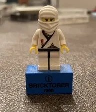 LEGO MINIFIGURES White Ninja Minifigure BRICKTOBER 1999 w/ Display Stand
