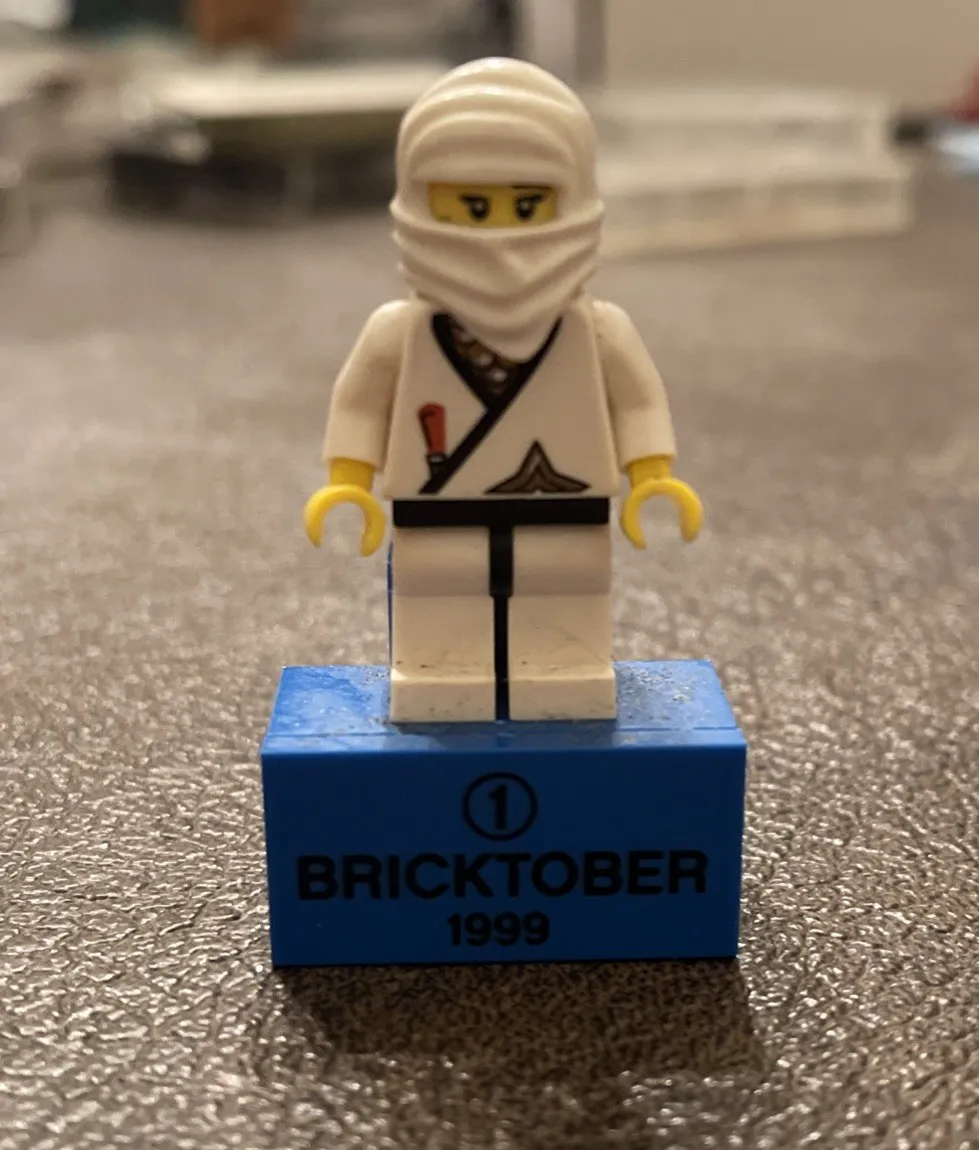 LEGO MINIFIGURES White Ninja Minifigure BRICKTOBER 1999 w/ Display Stand