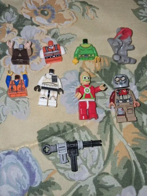 Authentic LEGO Minifigure Parts & Accessories With The Wasp Helmet. 8pcs Total.