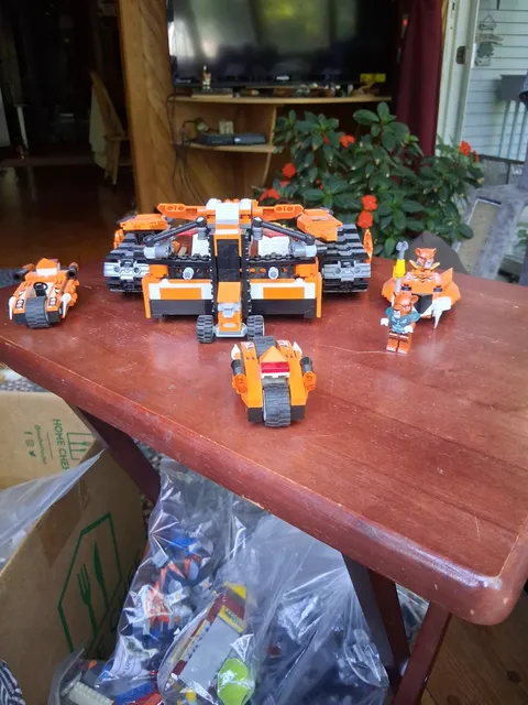 PIECES AND PARTS FOR LEGO TIGER COMMAND SOME MAY NH E MISSING (2724)