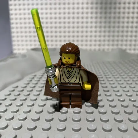 LEGO Star Wars Qui-Gon Jinn Minifigure with Cape and Green Lightsaber sw0027