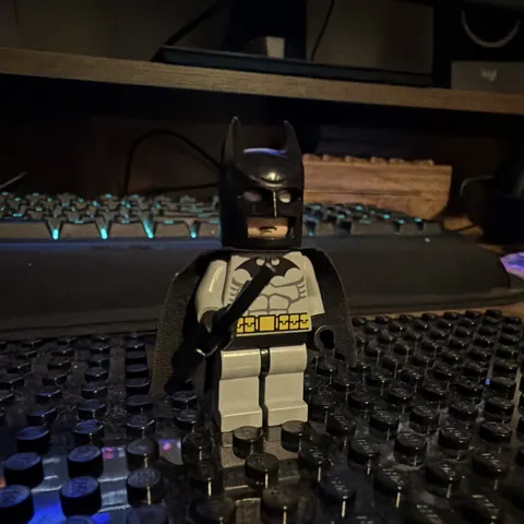 LEGO 7780 Original Batman Minifigure w/Cape & Batarang (001)