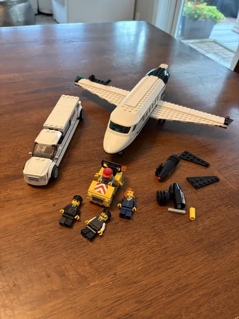 LEGO CITY: Airport VIP Service Incomplete with Instructions