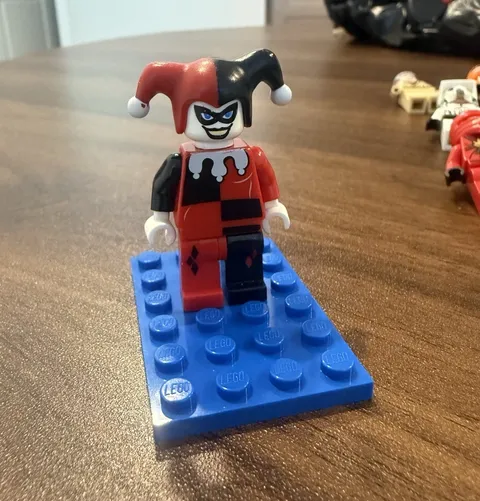 LEGO Harley Quinn Minifigure Red/Black  White Hands 2008 (BAT026)