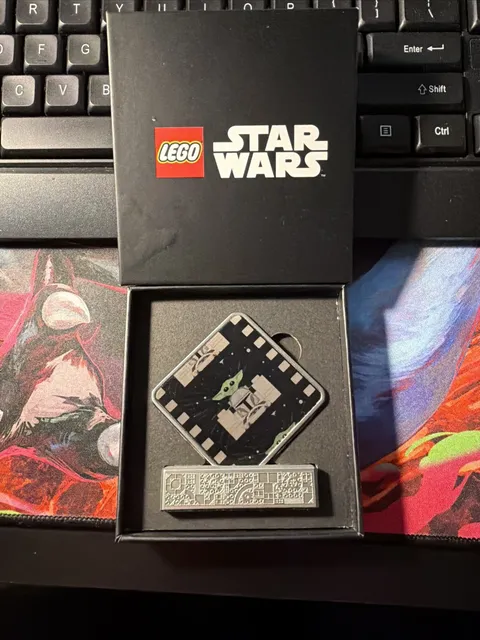 LEGO Star Wars: The Mandalorian and Grogu Display (75442 GWP) - Brand New